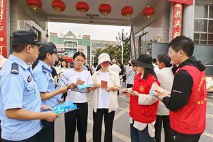 搞科研是吧？图片报：纳帅在训练时就就演练了哈弗茨踢左后卫